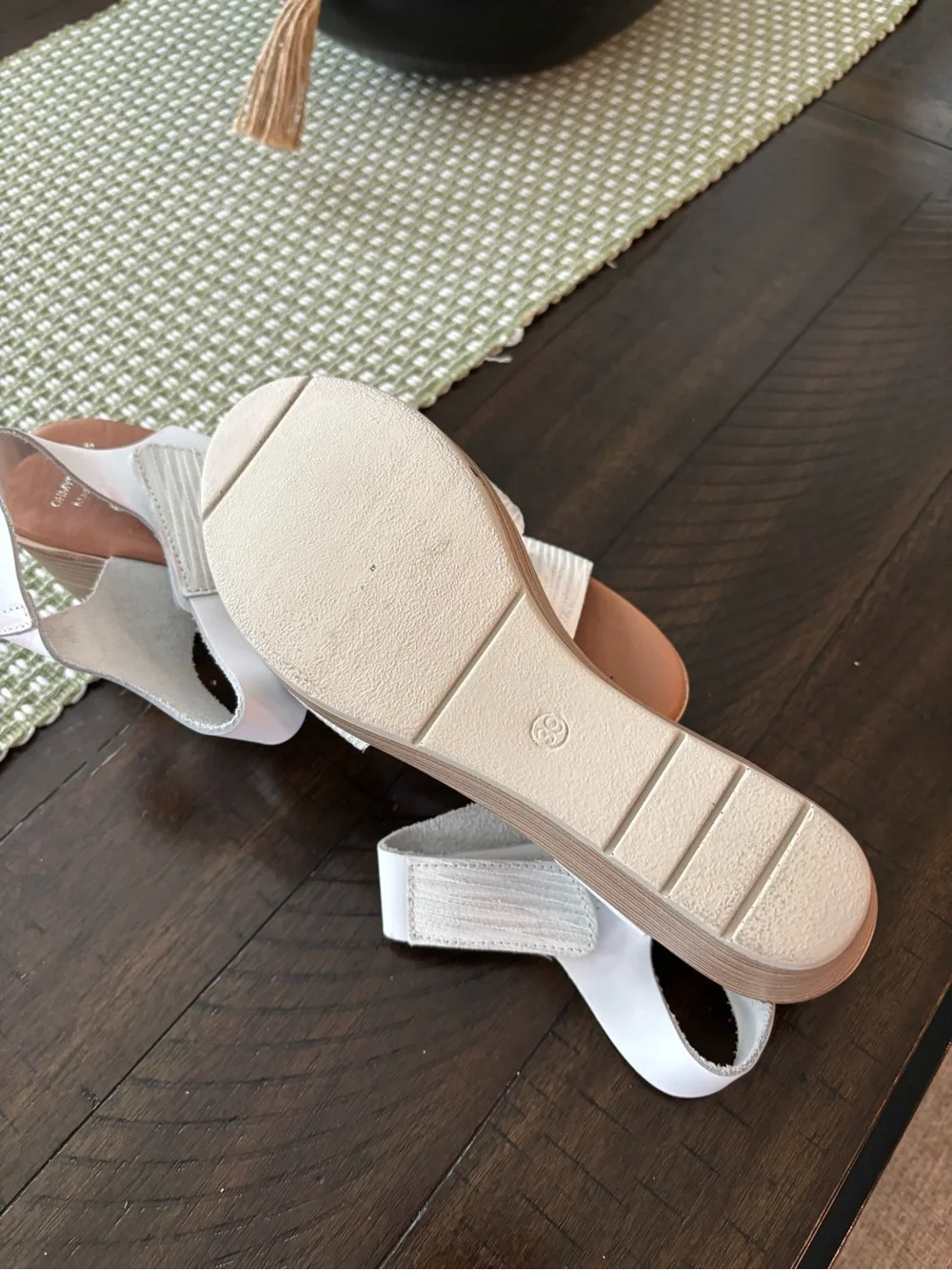 N/A white wedge